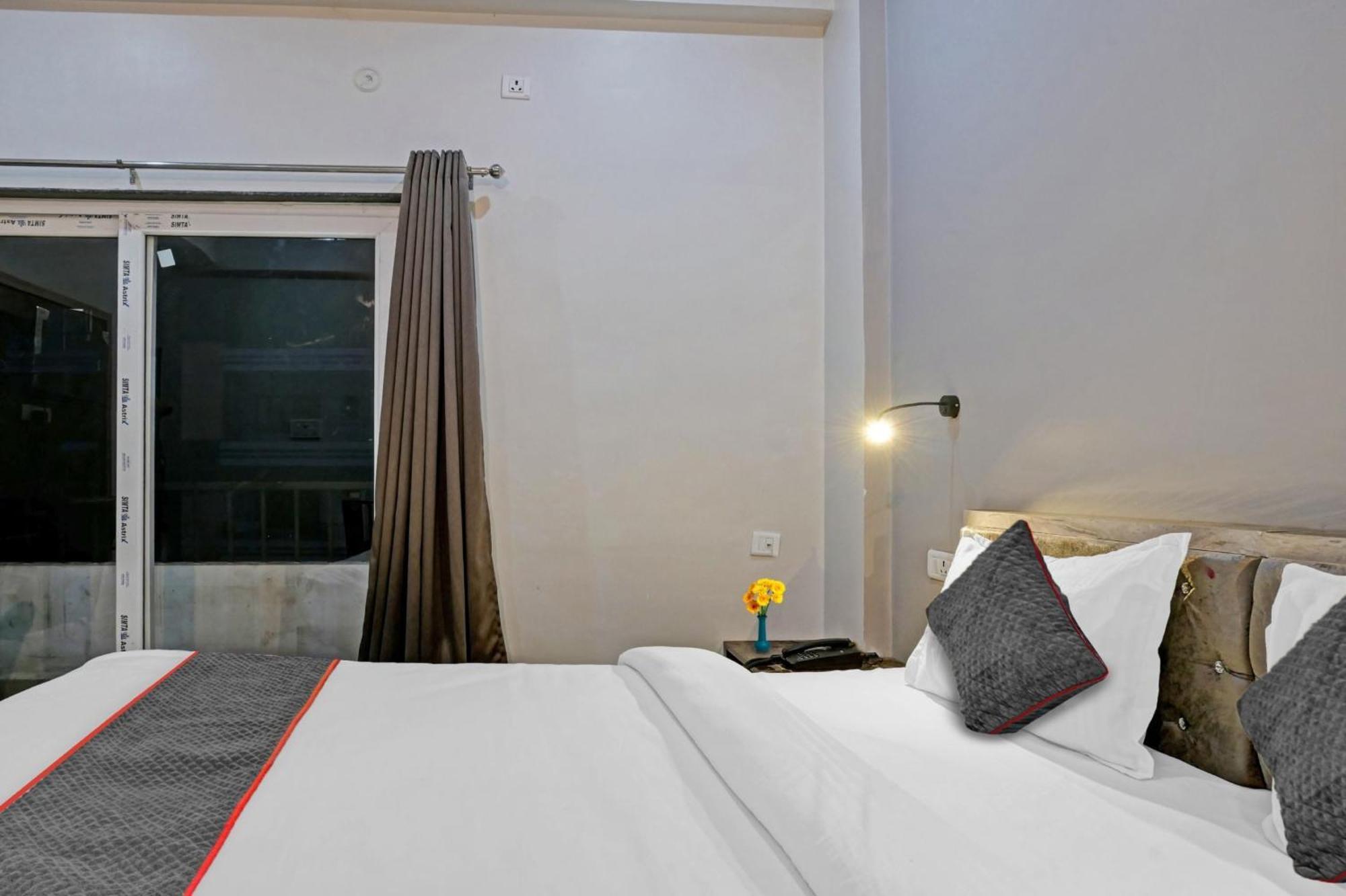 Townhouse Navneeta Grand Hotel Kakarmatha Exterior photo