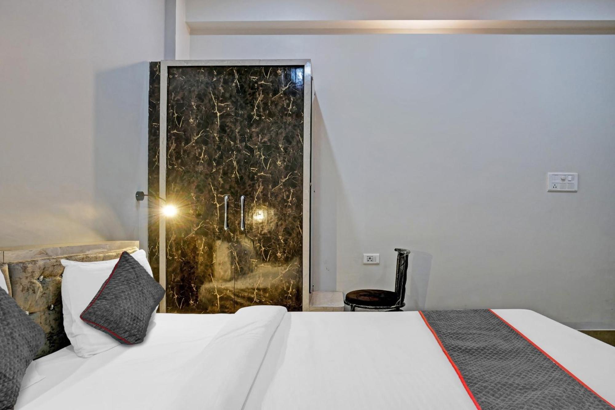 Townhouse Navneeta Grand Hotel Kakarmatha Exterior photo