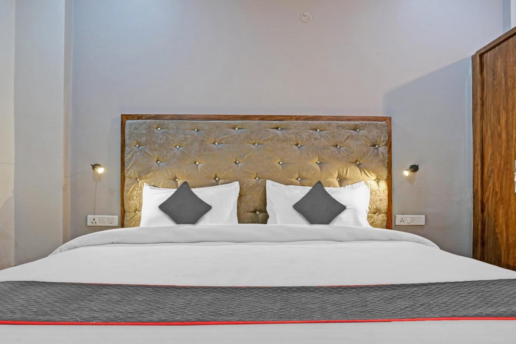 Townhouse Navneeta Grand Hotel Kakarmatha Exterior photo