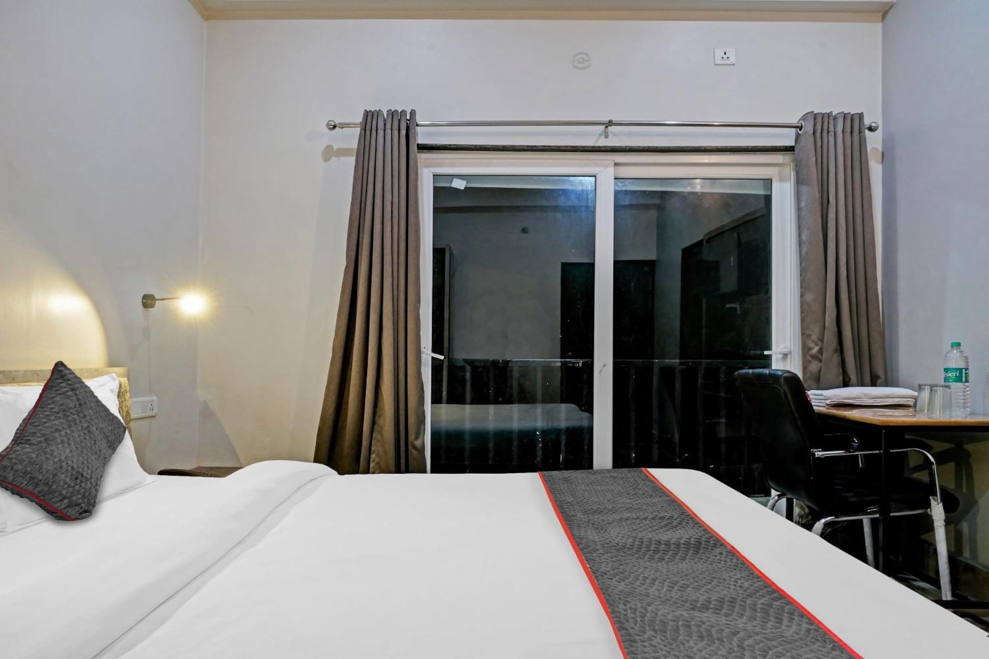 Townhouse Navneeta Grand Hotel Kakarmatha Exterior photo