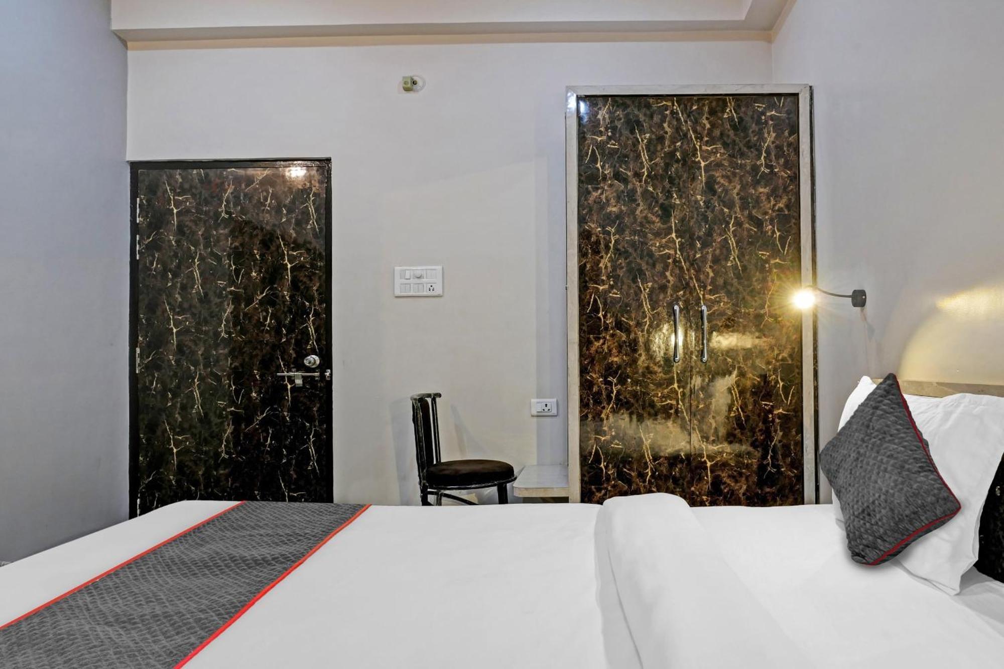Townhouse Navneeta Grand Hotel Kakarmatha Exterior photo