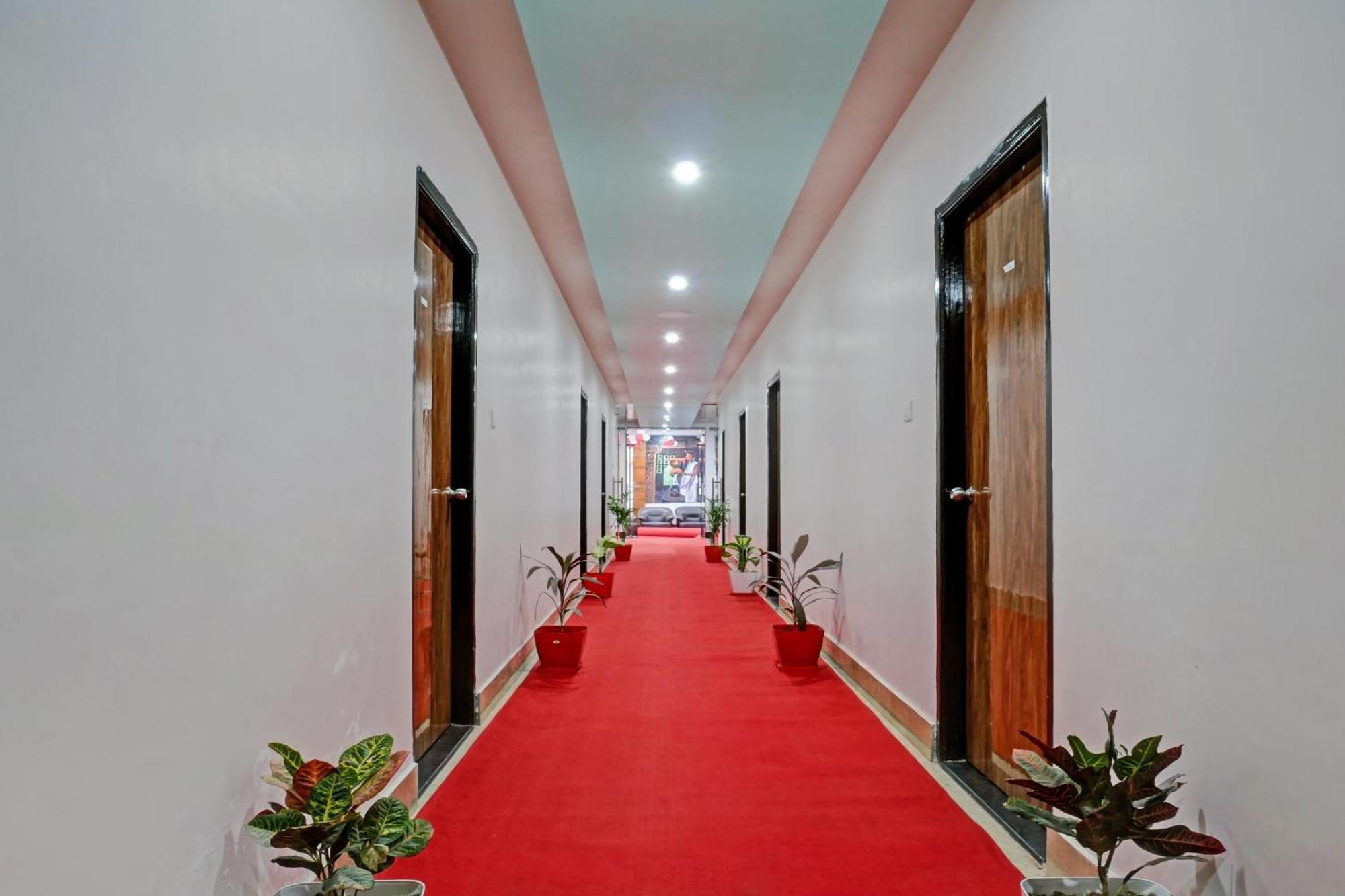 Townhouse Navneeta Grand Hotel Kakarmatha Exterior photo