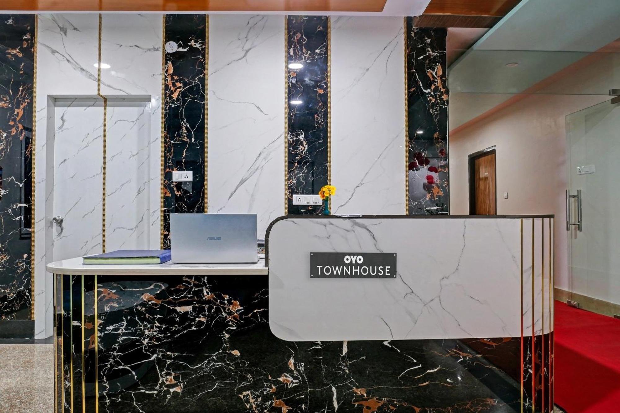 Townhouse Navneeta Grand Hotel Kakarmatha Exterior photo