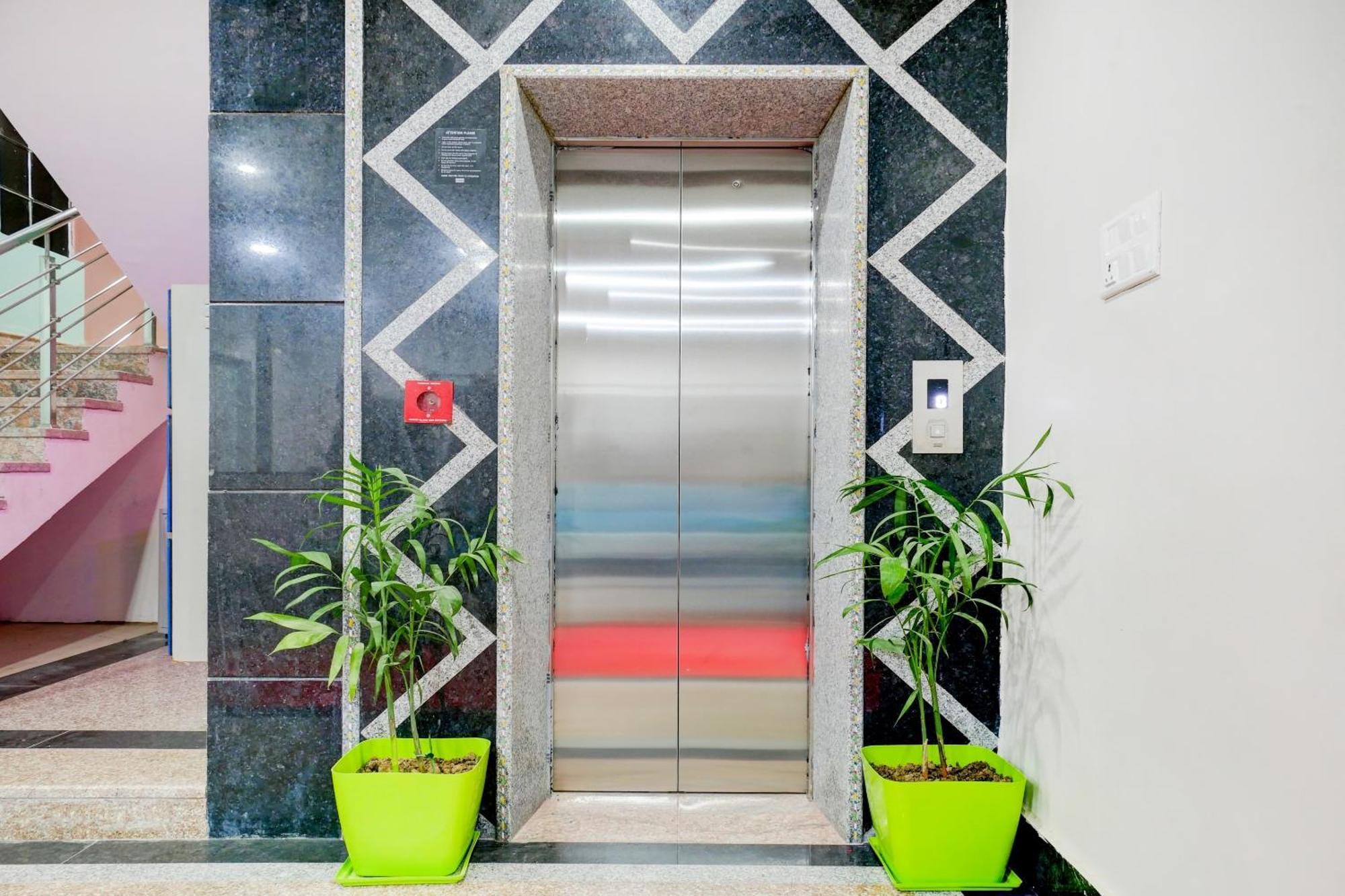 Townhouse Navneeta Grand Hotel Kakarmatha Exterior photo