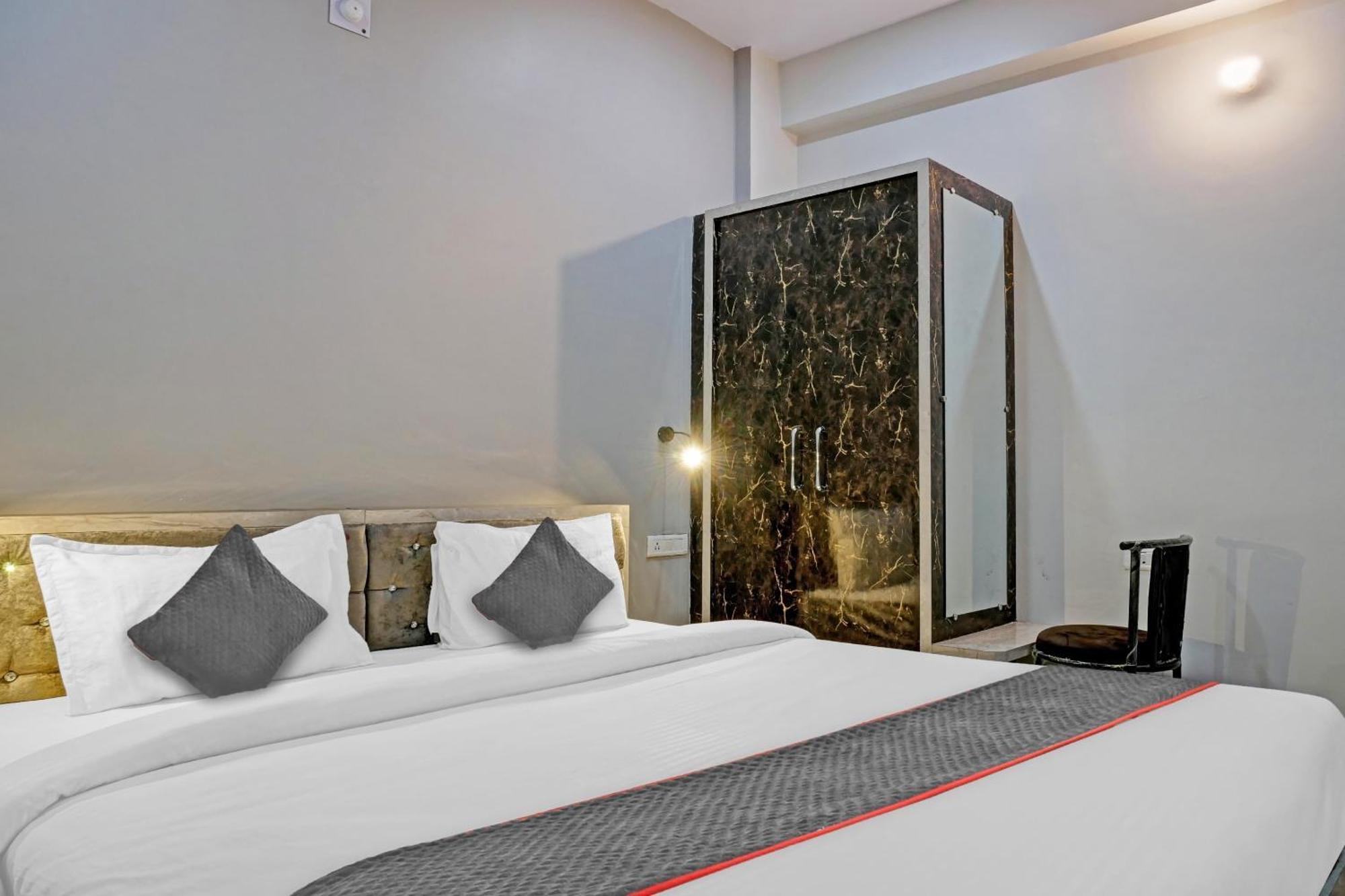 Townhouse Navneeta Grand Hotel Kakarmatha Exterior photo