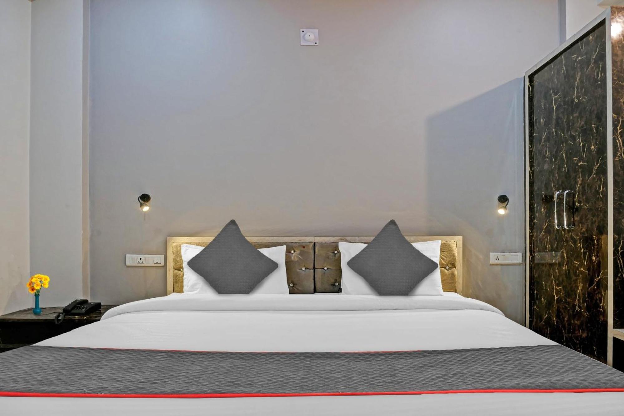 Townhouse Navneeta Grand Hotel Kakarmatha Exterior photo