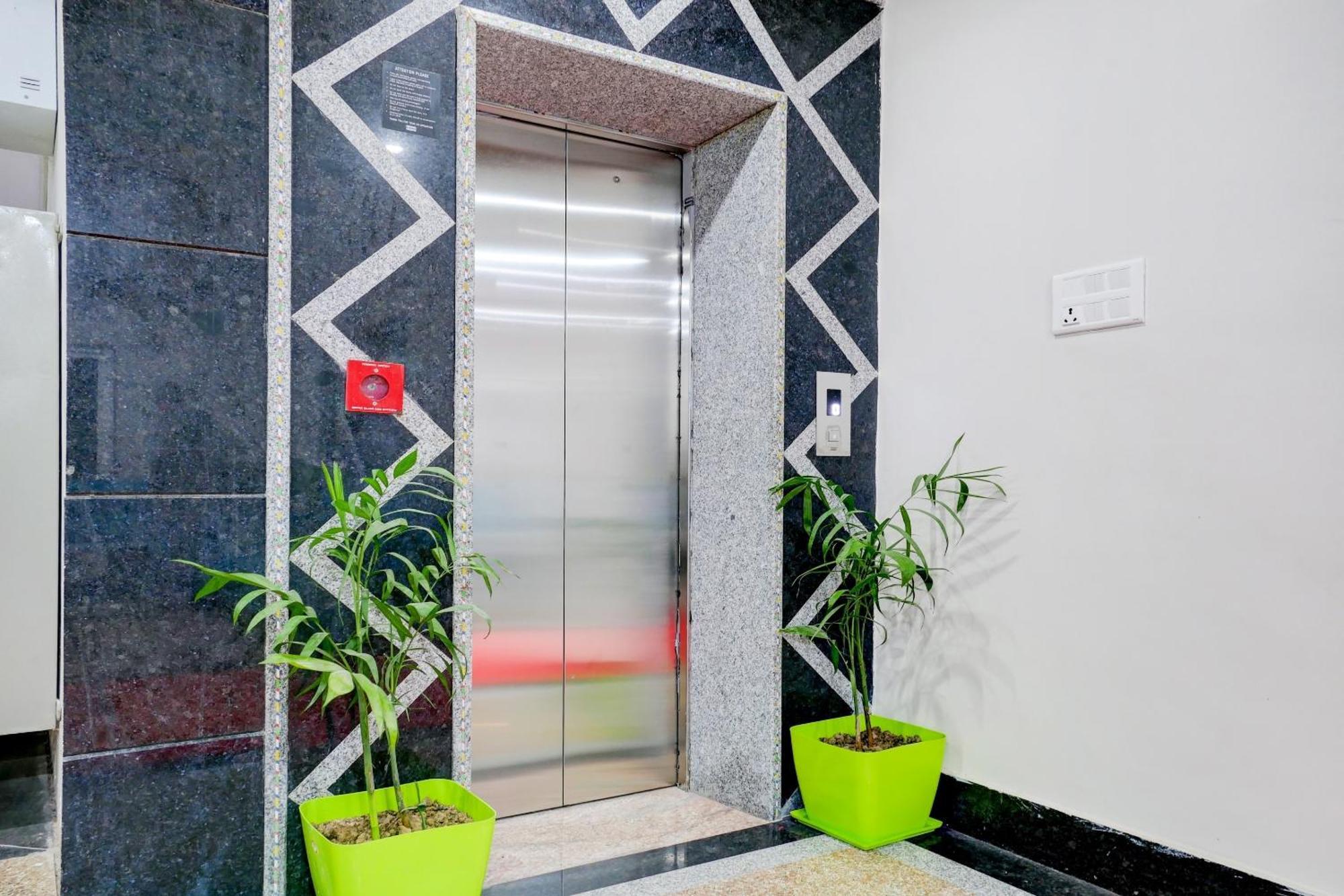 Townhouse Navneeta Grand Hotel Kakarmatha Exterior photo