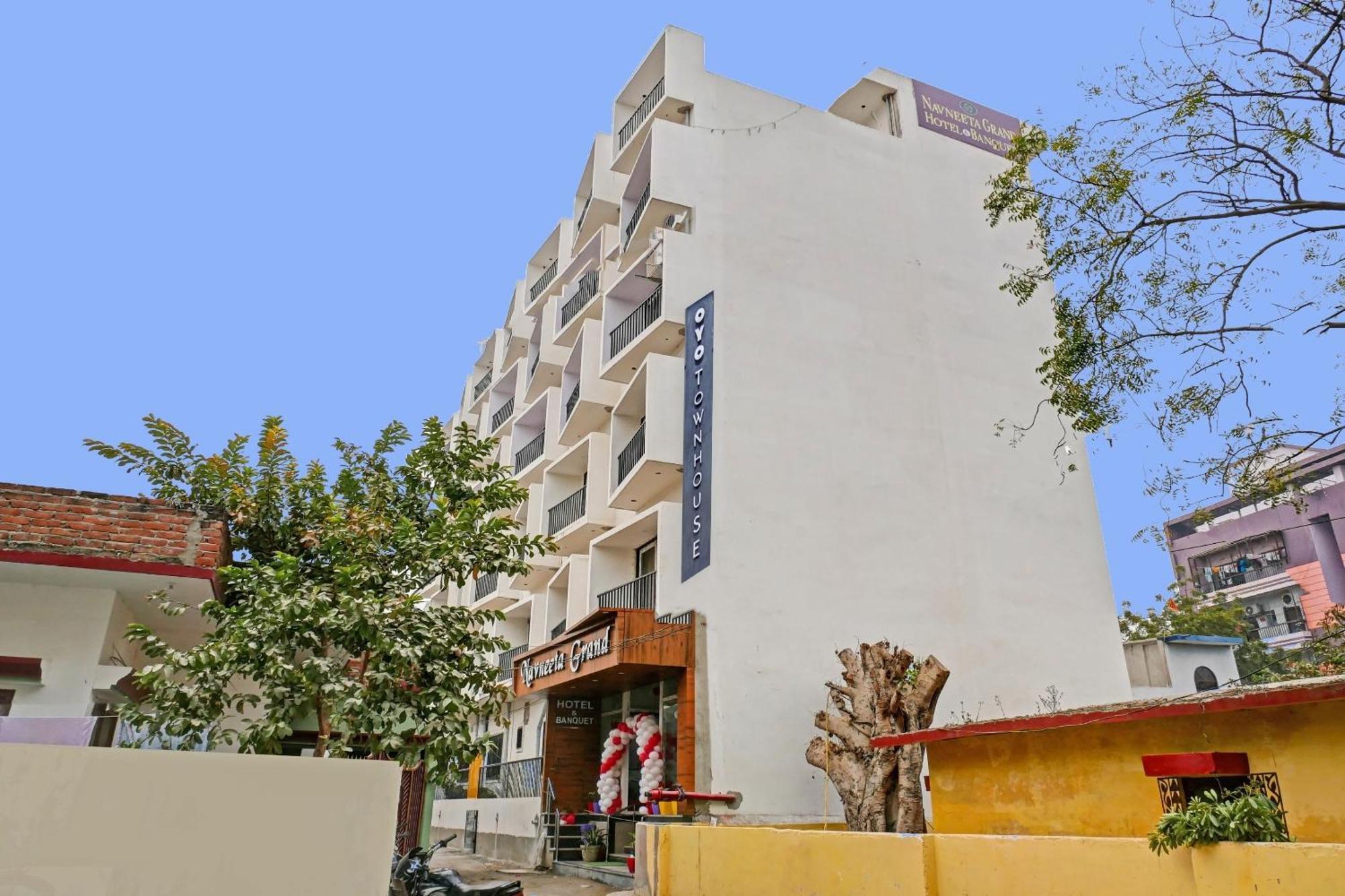 Townhouse Navneeta Grand Hotel Kakarmatha Exterior photo