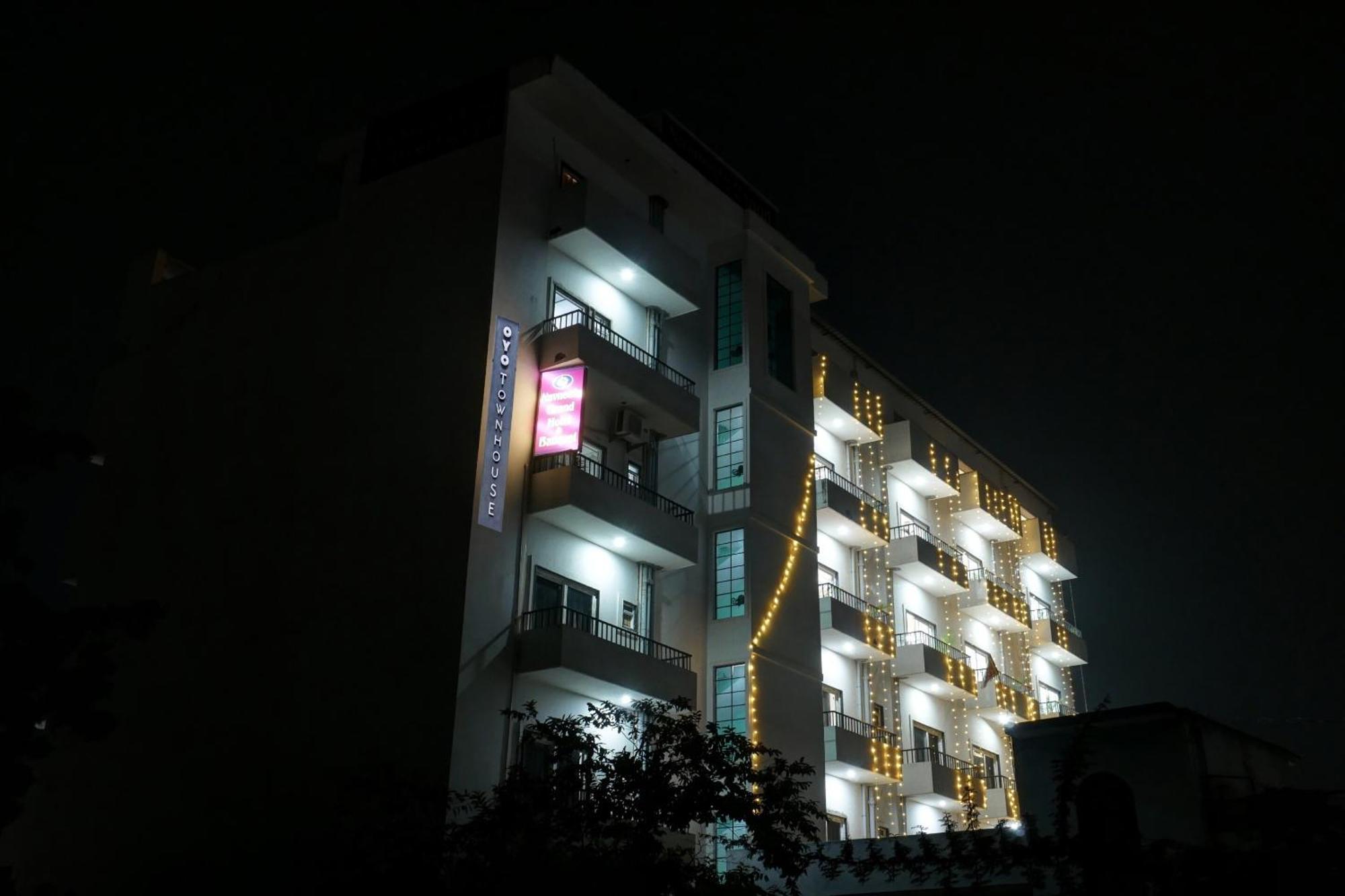 Townhouse Navneeta Grand Hotel Kakarmatha Exterior photo