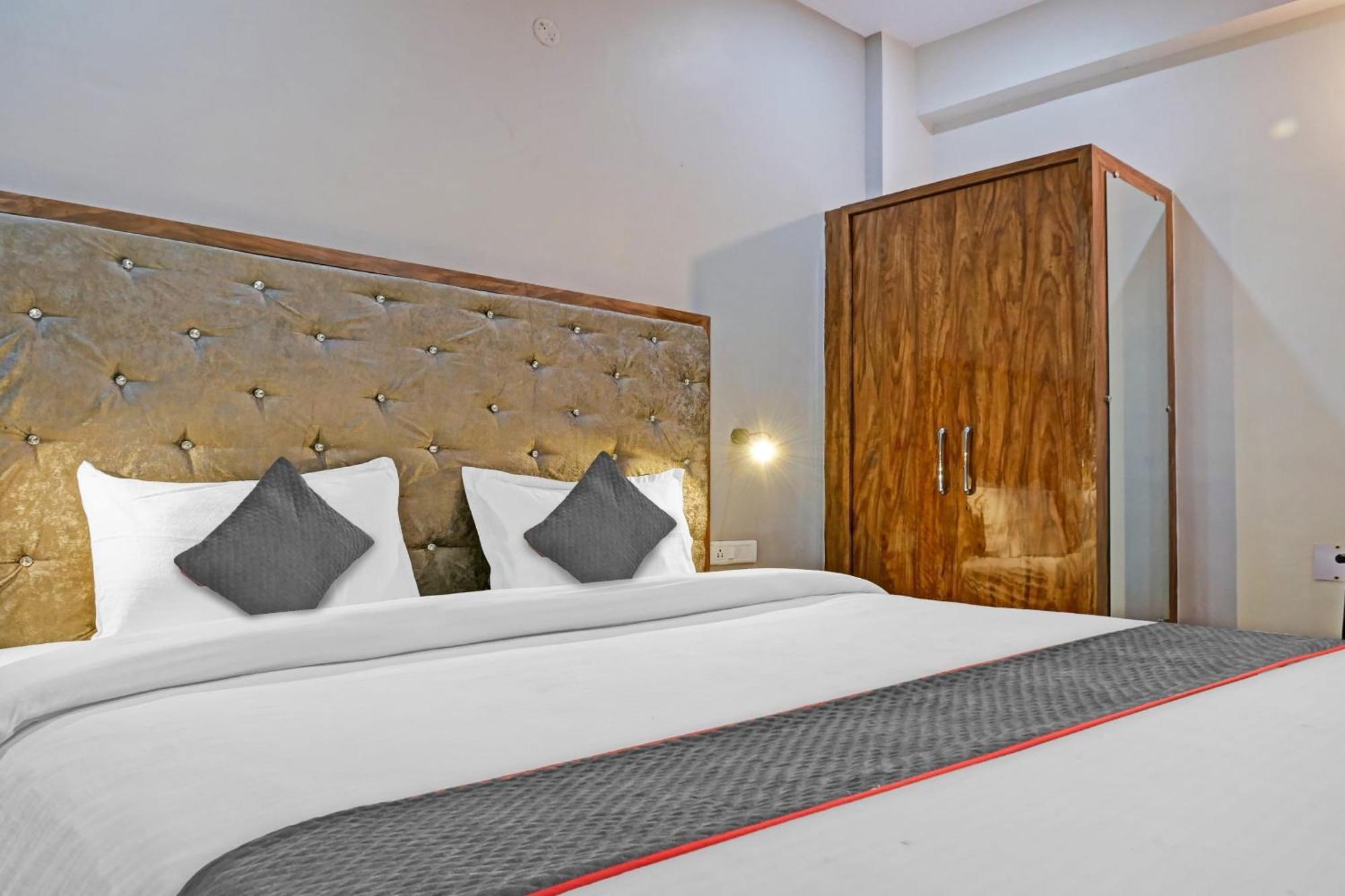 Townhouse Navneeta Grand Hotel Kakarmatha Exterior photo